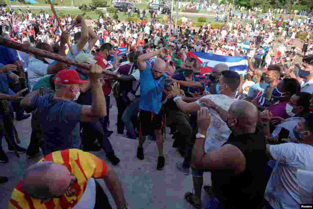 Vestidos de civil reprimen a los manifestantes que piden &quot;Libertad&quot;. REUTERS/Alexandre Meneghini