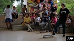 Jóvenes practican en un parque construido dentro de un edificio abandonado. 