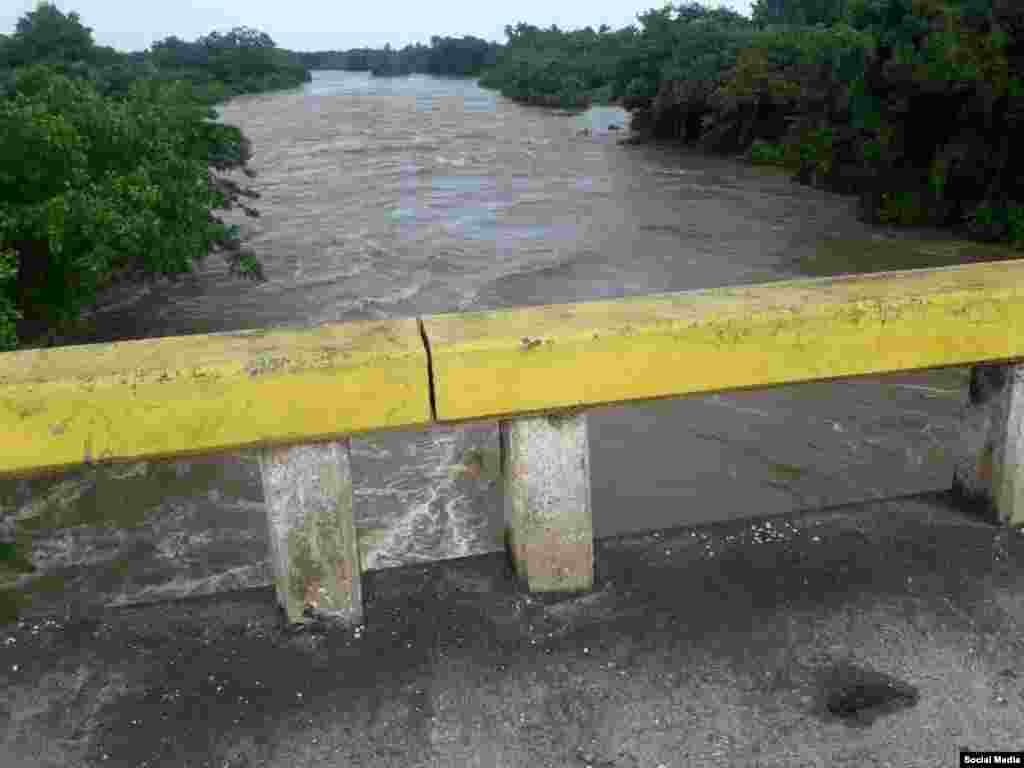 Ríos desbordado por las intensas lluvias tras el paso de Eta por Manicaragua / Tomado de Facebook Telecubanacán