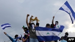 Manifestantes antigubernamentales realizan una protesta para que el presidente nicaragüense Daniel Ortega y su esposa, la vicepresidenta Rosario Murillo, abandonen el poder.