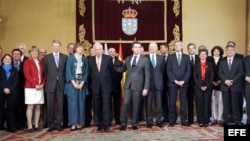 El presidente de la Xunta de Galicia, Alberto Núñez Feijóo (6d), y el ministro de Asuntos Exteriores, José Manuel García Margallo (7d), posan junto a una delegación de embajadores de países de la UE en España que visita Galicia.