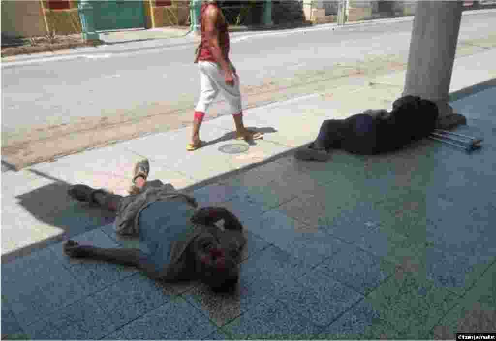 Iindigenres duermen en el portal de la farmacia ubicada en la calle Pedro Agustín Pérez esquina Bartolomé Maso, esquina donde queda el&nbsp; &ldquo;Lili Modas&rdquo;, cuartel de la Seguridad del estado en Guantánamo.