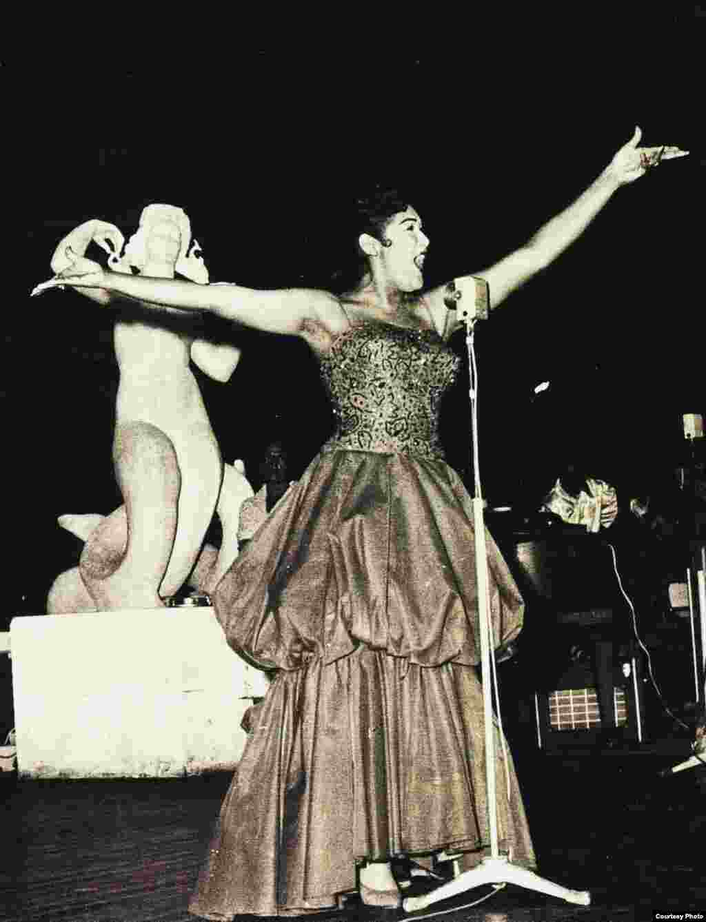 Olga Guillot en el Casino de Palm Beach en Cannes. Fotos: cortes&iacute;a de Olga Mar&iacute;a Touzet y Guillot.