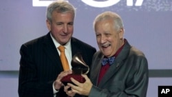 Paquito D'Rivera (der) compite en dos categorías en esta edición de los Latin Grammy. En la foto, recibe el Premio a la Excelencia en la 23a entrega del Latin Grammy, en noviembre de 2022, en Las Vegas. (Foto AP/John Locher)