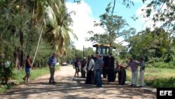 En esta foto de 2008, un grupo de campesinos, a punto de presentar sus solicitudes para recibir en usufructo tierras ociosas del Estado.