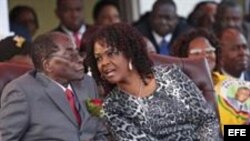 La primera dama de Zimbabue, Grace Mugabe (d), junto a su esposo, el presidente Robert Mugabe. 