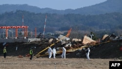 Los equipos de recuperación trabajan en el lugar donde un avión Boeing 737-800 de Jeju Air se estrelló y estalló en llamas en el Aeropuerto Internacional de Muan, a unos 288 kilómetros al suroeste de Seúl, el 30 de diciembre de 2024.