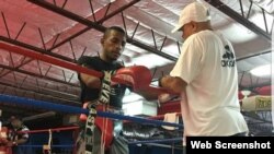 Erislandy Lara (i) entrena para la pelea con Yuri Foreman.