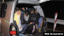 28 migrantes apretujados en una camioneta en la carretera Gevgelija-Skopje, 25 eran de Cuba (20 adultos y 5 menores) y 3 de la India.