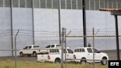 PAN04. CIUDAD DE PANAMÁ (PANAMÁ) 13/08/2013.- Vista del hangar donde se encuentran depositados los armamentos encontrados en el buque norcoreano Chong Chon Gang hoy, martes 13 de agosto de 2013, en al antigua base aérea de Howard, en el pacifico panameño.