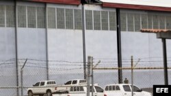 Vista del hangar donde se encuentran depositados los armamentos encontrados en el buque norcoreano Chong Chon Gang, en al antigua base aérea de Howard, en el pacifico panameño