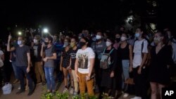 Artistas e intelectuales reunidos frente al Ministerio de Cultura en La Habana el 27 de noviembre de 2020. (AP Photo/Ismael Francisco).