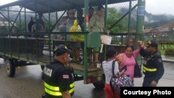 Llegada de cubanos a los nuevos campamentos habilitados en Costa Rica. 