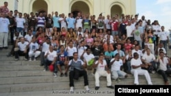 Activistas de la UNPACU en la escalinata del Santuario de El Cobre en Santiago de Cuba en 2013.