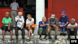 Un grupo de ancianos conversa en la puerta de una bodega en La Habana. (Archivo)