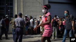 Una cola frente a un minimercado en La Habana para comprar alimentos. (AP/Ramón Espinosa)