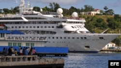 Cubanos le toman fotos al buque Gemini, de la compañía española Happy Cruises. 