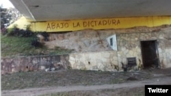 Apareció debajo del puente de la Novia del Mediodía, en La Lisa. (Foto: Twitter)