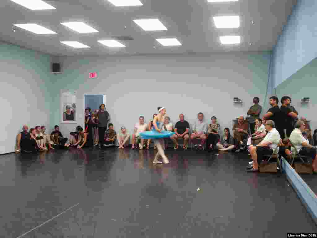 Grupo de bailarines cubanos entrenando en la Academia de Ballet de Sarasota