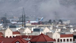 Se alza humo tras una explosión fuera del aeropuerto de Kabul, Afganistán jueves 26 de agosto de 2021. Las autoridades no dieron cifras, pero un testigo que se encontraba a 30 metros del lugar dijo que vio varios muertos o heridos. (AP/Wali Sabawoon)