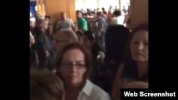 Los viajeros protestan en la Terminal 2 del aeropuerto de La Habana porque no pueden recoger su equipaje.