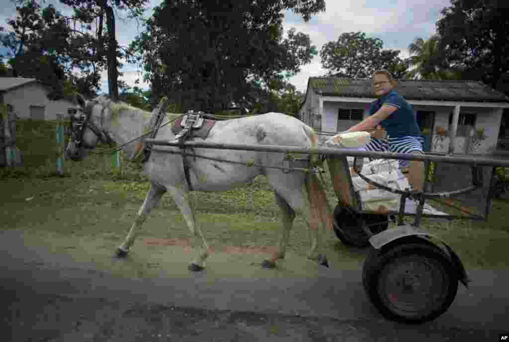 Un ni&#241;o lleva material escolar en un carro tirado por caballos en Pinar del R&#237;o. La actual crisis energ&#233;tica de la naci&#243;n isle&#241;a ha obligado a las autoridades a dar prioridad a los veh&#237;culos de tracci&#243;n animal. (AP Foto / Ismael Francisco)