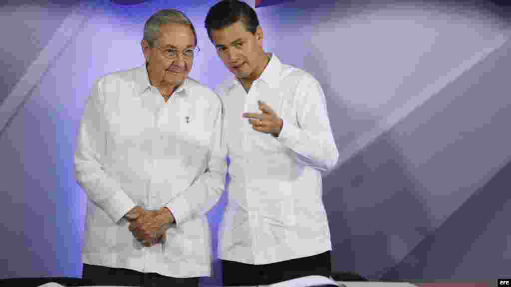 El presidente de México Enrique Peña Nieto y el gobernante cubano Raúl Castro, durante una rueda de prensa conjunta. EFE