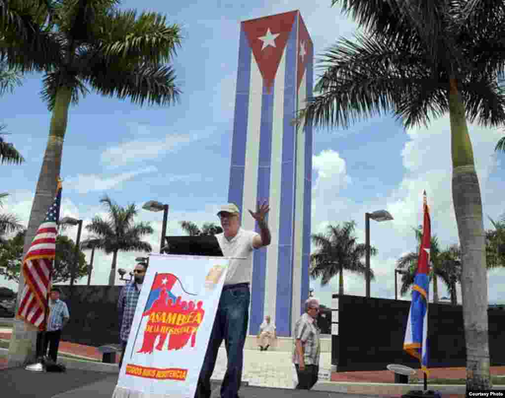 Se reunieron en el Memorial Cubano, ubicado junto a la Universidad Internacional de Florida (FIU).