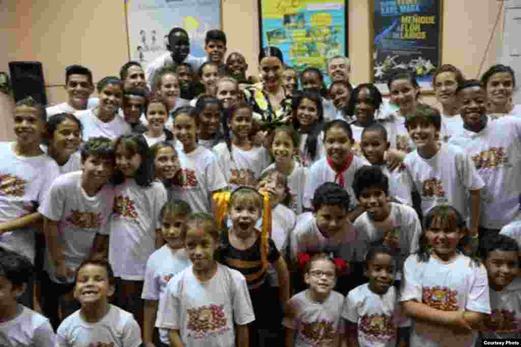 Katy Perry posa junto a un grupo de niños de la Compañía Infantil La Colmenita.