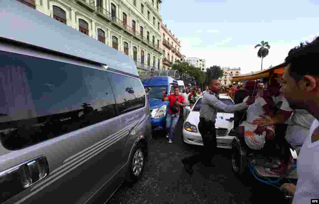 La cantante estadounidense Beyoncé (c) y su esposo, el rapero Jay-Z (i) salen hoy, jueves 4 de abril de 2013, del Hotel Saratoga en La Habana (Cuba), donde se hospedan junto a varios miembros de su familia, para celebrar los cinco años de su matrimonio. E