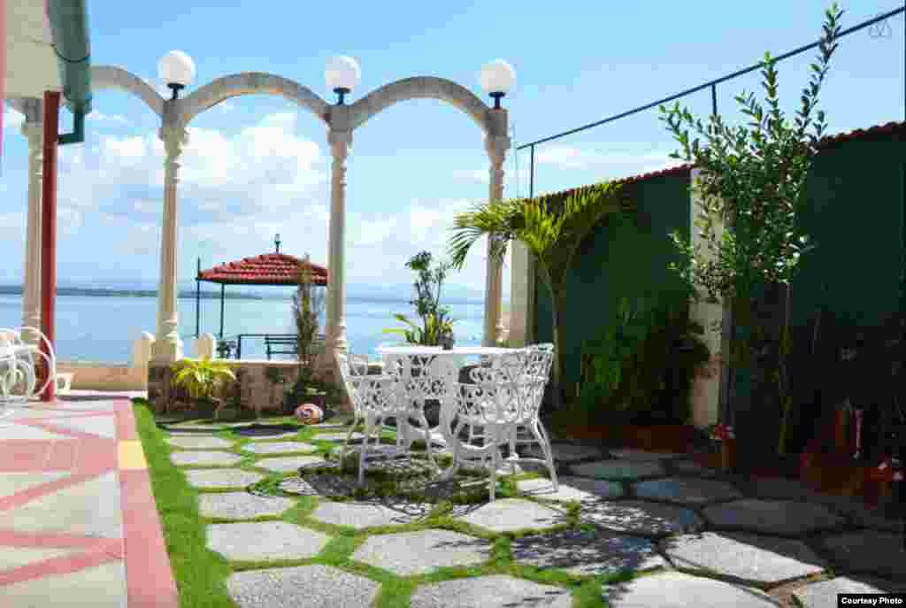 Terraza de una casa particular con vista a la Bahía de Cienfuegos.