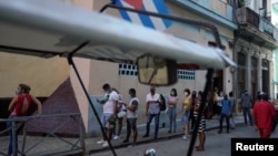 Cubanos hacen fila para rendir tributo a la Virgen de la Caridad, en medio de una crisis sanitaria sin precedentes. (Foto> REUTERS/Alexandre Meneghini)