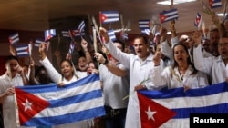 Médicos cubanos llegan al Aeropuerto Internacional José Martí de La Habana el sábado procedentes de Bolivia (Foto: Reuters).