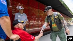 El muro de Honor "USAA Poppy Wall" en Washington, DC, donde más de 600 mil flores representan a soldados caídos en combate. Imagen tomada el 24 de mayo de 2024. (Eric Kayne/AP Content Services for USAA).