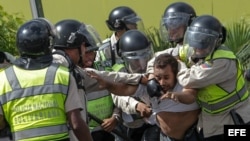 Miembros de la Policía Nacional Bolivariana en acción.