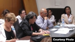 Laritza Diversent y Yaremis Flores durante la reunión. Foto cortesía de Tania Quintero.