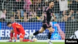 El delantero del Inter Miami CF Lionel Messi (10) celebra su segundo gol durante la primera mitad del partido de fútbol de la MLS contra el Columbus Crew, en Lower.com Field. (Adam Cairns-USA TODAY Network via Imagn Images)