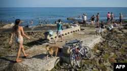 Cubanos salen a disfrutar del día en el Malecón Habana tras la fase de recuperación dela pandemia.