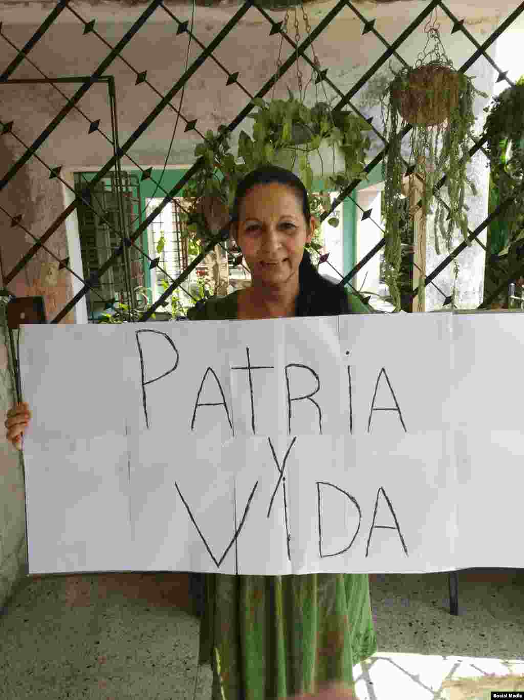 La Dama de Blanco, Yamile Barg&#233;s, con un cartel de apoyo a la canci&#243;n &quot;Patria y Vida&quot;. (Foto: Facebook)