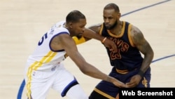 Kevin Durant (i) de Golden State Warriors en acción ante LeBron James (d) de Cleveland Cavaliers.