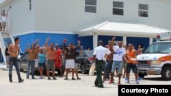 Migrantes cubanos protestan en Islas Caimán.