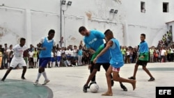 El futbolista español del Real Madrid Sergio Ramos durante un partido con un grupo de niños el 16 de junio de 2015, en La Habana (Cuba).