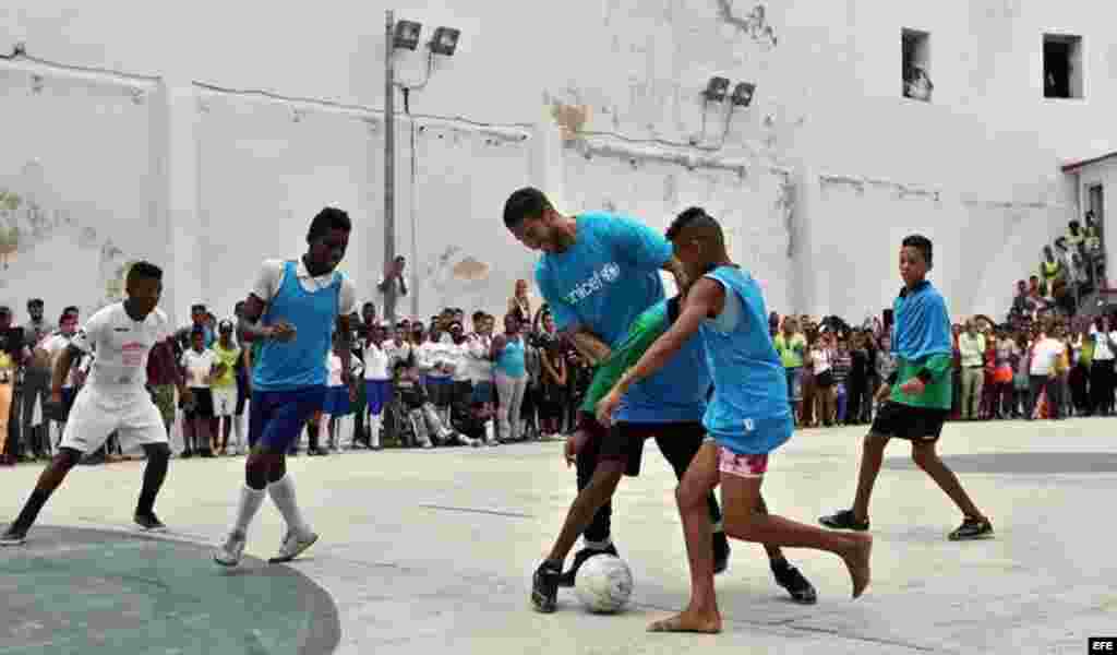 El futbolista español del Real Madrid Sergio Ramos durante un partido con un grupo de niños el martes 16 de junio de 2015, en La Habana (Cuba).