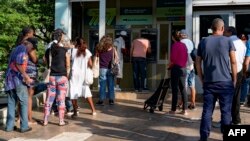 Una cola para los cajeros automáticos en un banco de La Habana el 3 de agosto de 2023. El Banco Central de Cuba anunció medidas para limitar las transacciones en efectivo y fomentar los pagos electrónicos. (Foto de YAMIL LAGE / AFP)