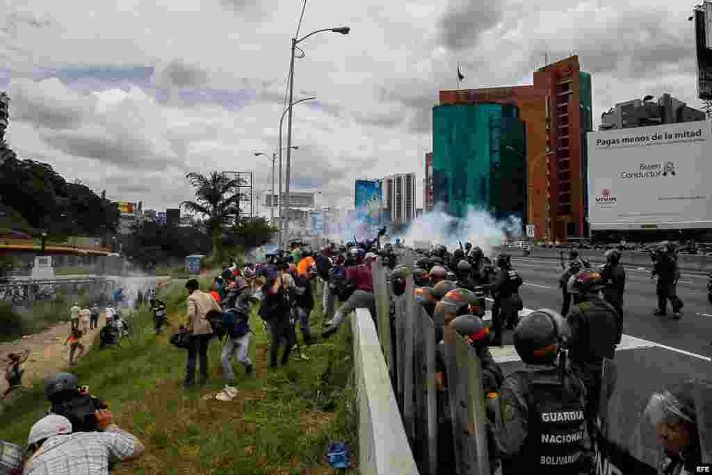 OPOSICIÓN SE MOVILIZA EN CALLES VENEZOLANAS PARA PRESIONAR POR REVOCATORIO