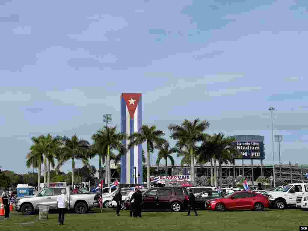 La Asamblea de la Resistencia Cubana encabeza una caravana de carros, desde el Cuban Memorial en el Tamiami Park, en Miami, para solidarizarse con las marchas c&#237;vicas en Cuba.