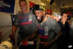 Adolis García, de los Rangers de Texas, celebra después del Juego 5 de la Serie Mundial de béisbol contra los Diamondbacks de Arizona. Los Rangers ganaron 5-0 para ganar la serie 4-1. (AP Photo/Godofredo A. Vásquez)