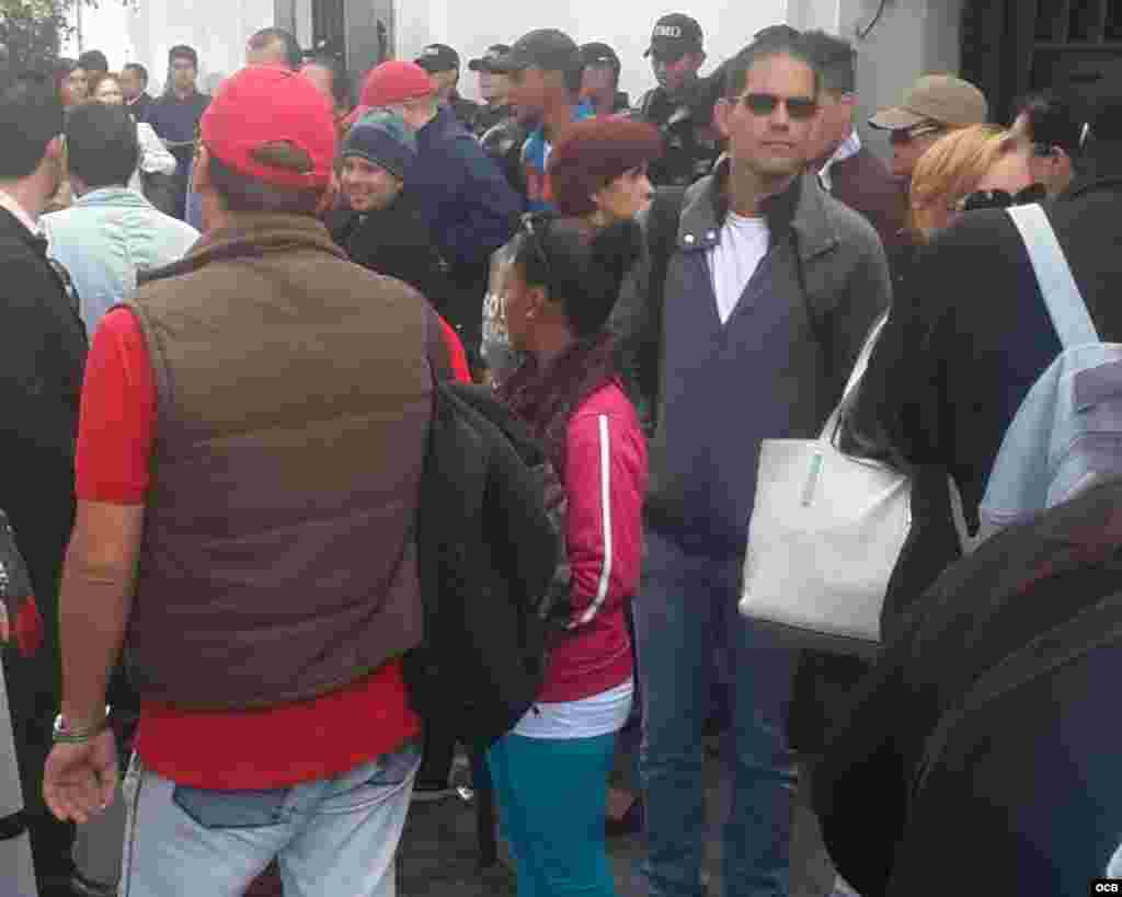 Cubanos se manifiestan frente a la Embajada de México en Quito, Ecuador.