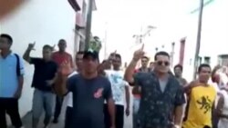 Protestan trabajadores frente a la sede de gobierno en Holguín