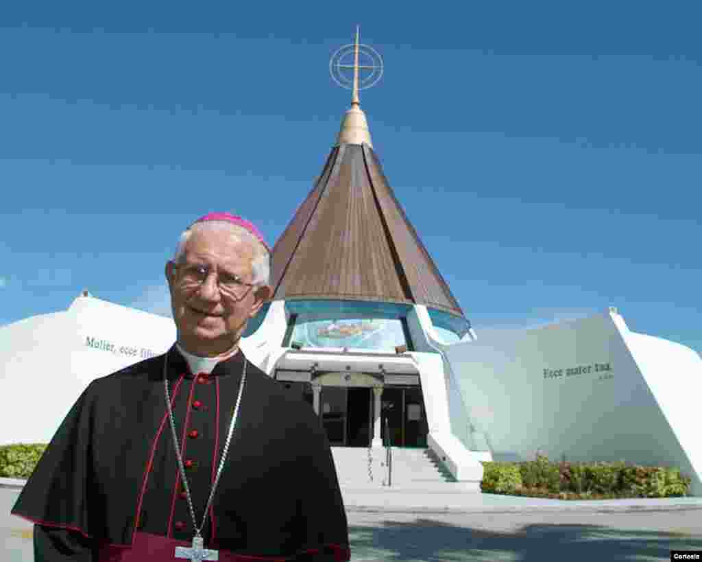 Monse&ntilde;or Agust&iacute;n Rom&aacute;n se muestra aqu&iacute; en el Santuario de Nuestra Se&ntilde;ora de la Caridad cuando anunci&oacute; su retiro en 2003